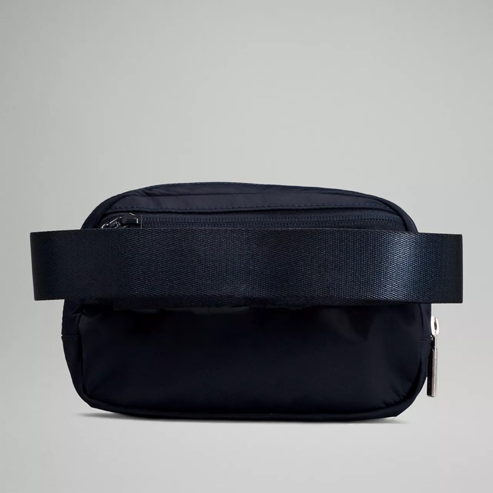 Lululemon Everywhere Belt Bag 🖤 🍋‎ - Picture 2 of 10